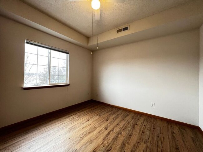 Building Photo - $1,195 | 2 Bedroom, 1 Bathroom Condo | No ...