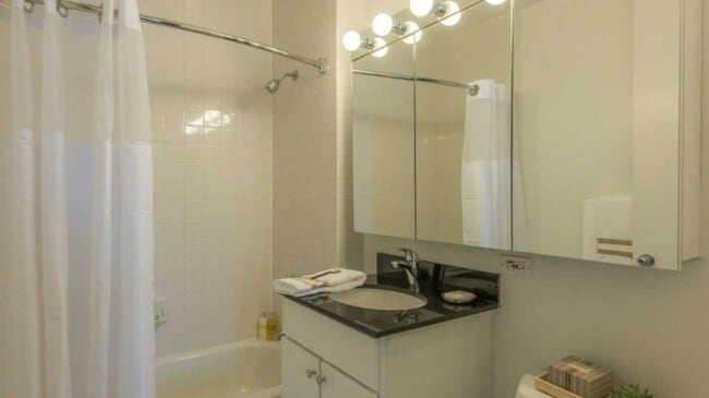 Building Photo - 3 bedroom in NEW YORK NY 10004