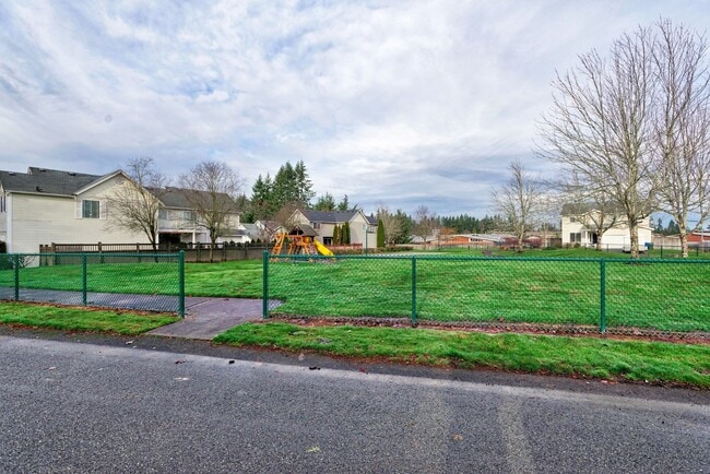 Building Photo - 4 Bedroom 2.5 Bath Home in Puyallup