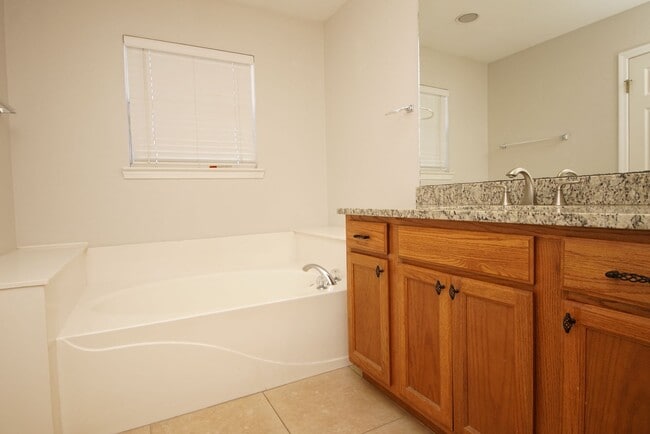 Building Photo - Central Niceville Location