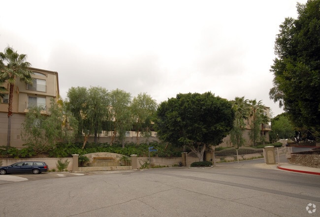 Building Photo - Bella Montagna