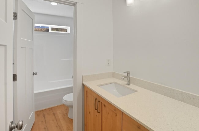 Building Photo - 225 265