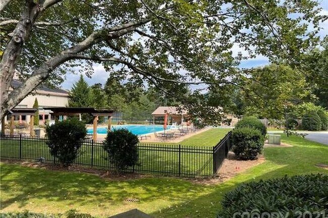 Building Photo - Asheville Racquet Club Rental!
