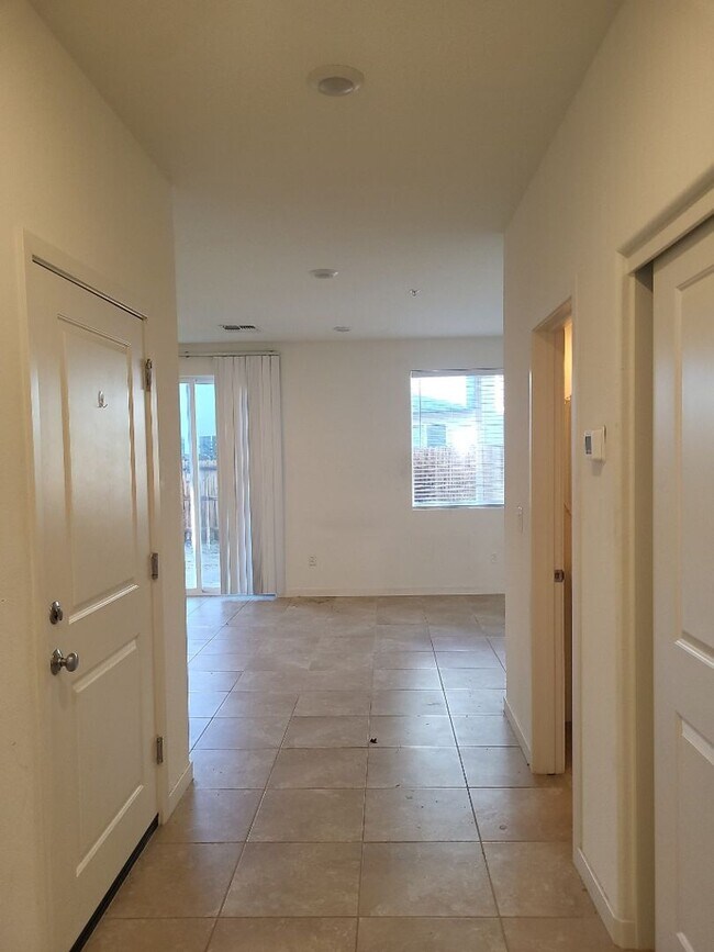 Building Photo - 1044 Big Rock Loop