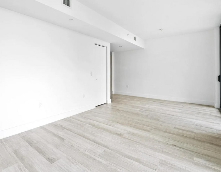 Building Photo - 121 NE 34th St