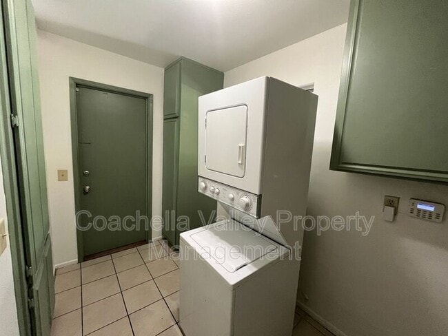 Building Photo - 567 N Hermosa Dr