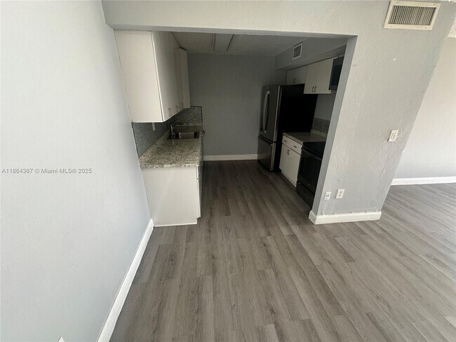 Building Photo - 7200 Fairway Dr