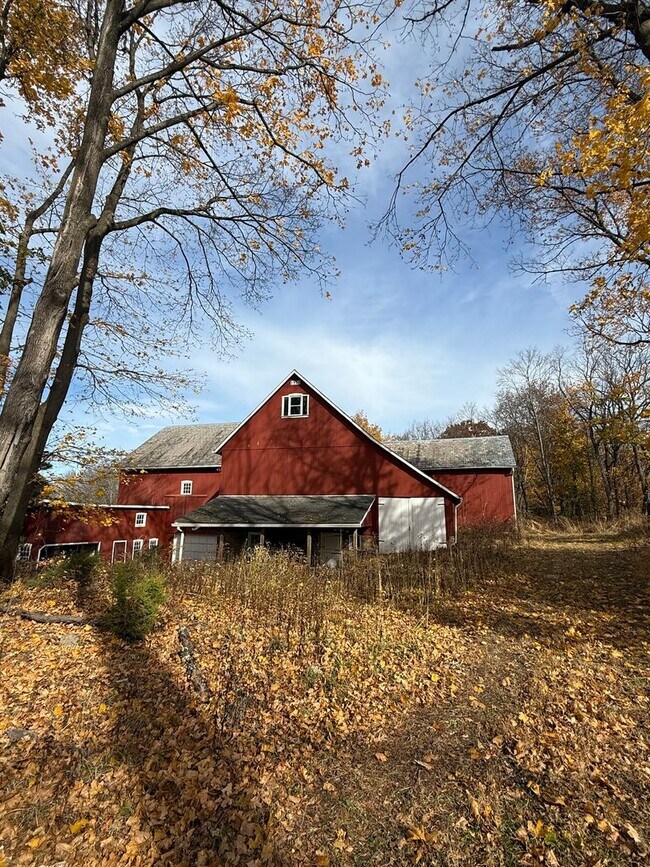 Building Photo - Charming Doylestown Modern Farmhouse & Barn