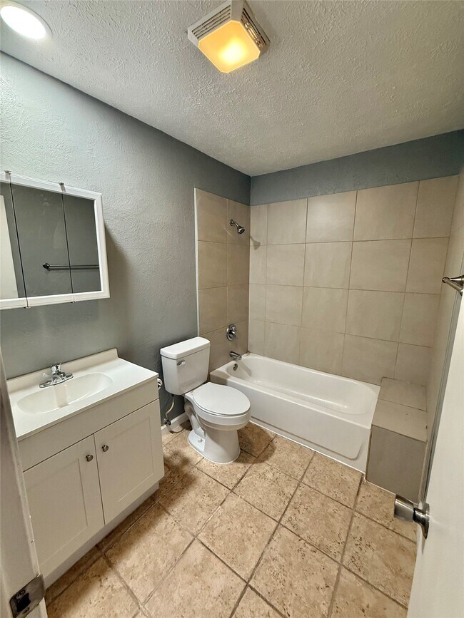 Building Photo - 14650 Lourdes Dr
