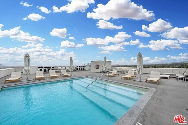 Building Photo - 838 N Doheny Dr