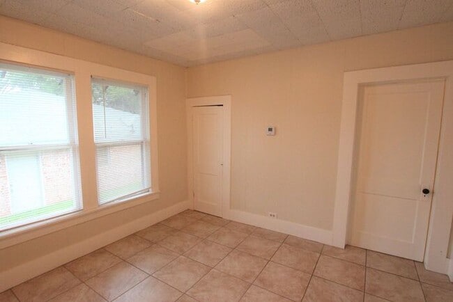 Building Photo - Tour Today! Cozy 2 Bedroom, 1 Bath Duplex ...