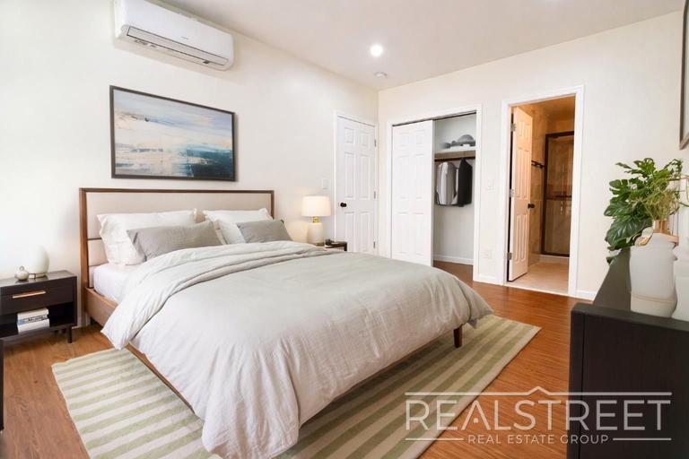 Building Photo - Sun-Filled 2 Bed / 2 Bath w/ King Primary, Walk-In Closet – Steps from Gates J