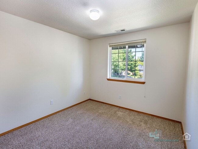 Building Photo - Stunning 3 bedroom 2.5 bathroom Home
