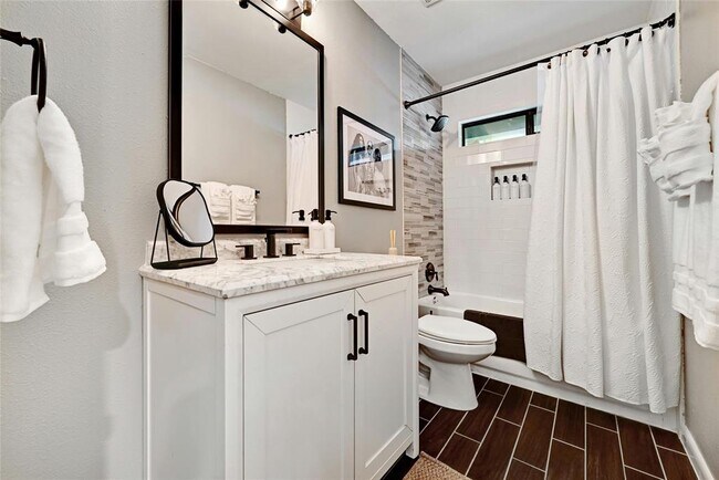 Building Photo - 2511 Friar Tuck Ln