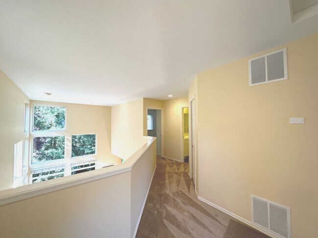 Building Photo - 3Bd/2.5Ba Kirkland House