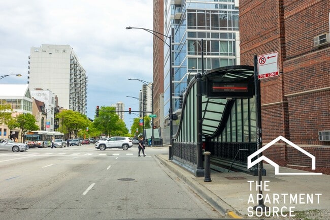 Building Photo - 1140 N La Salle Dr