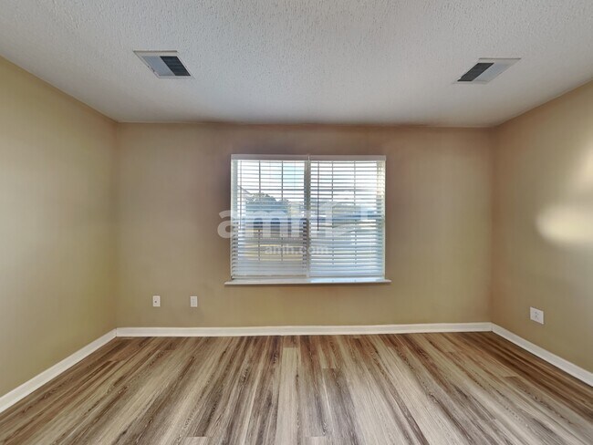 Building Photo - 208 Winding Willow Trl