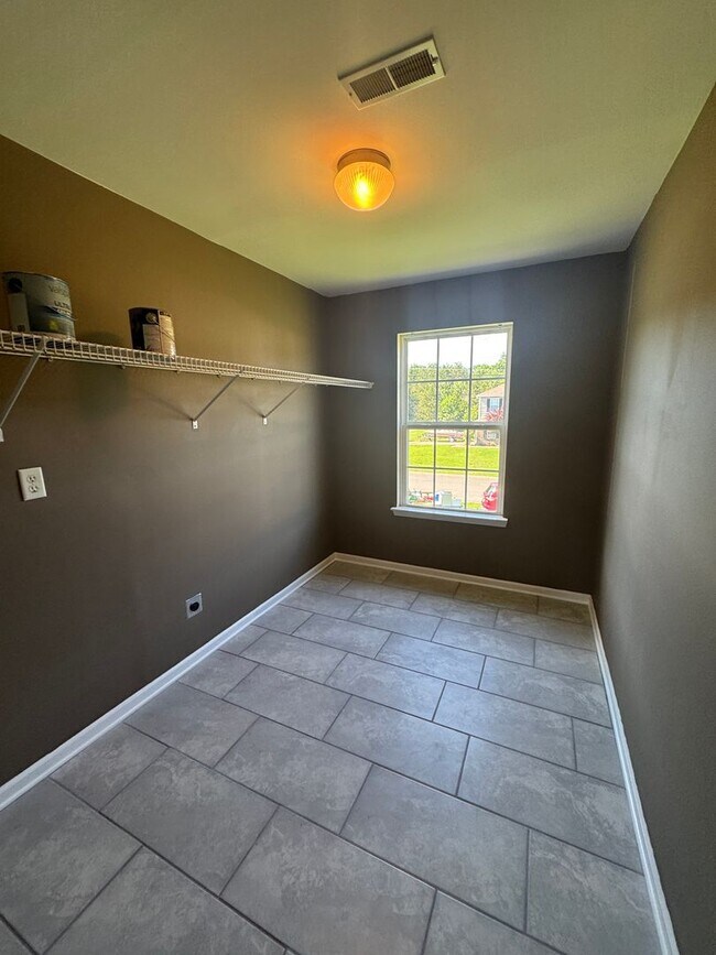 Building Photo - Large 3 bed 2.5 bath home in Murfreesboro with large fenced in yard backed up to green space
