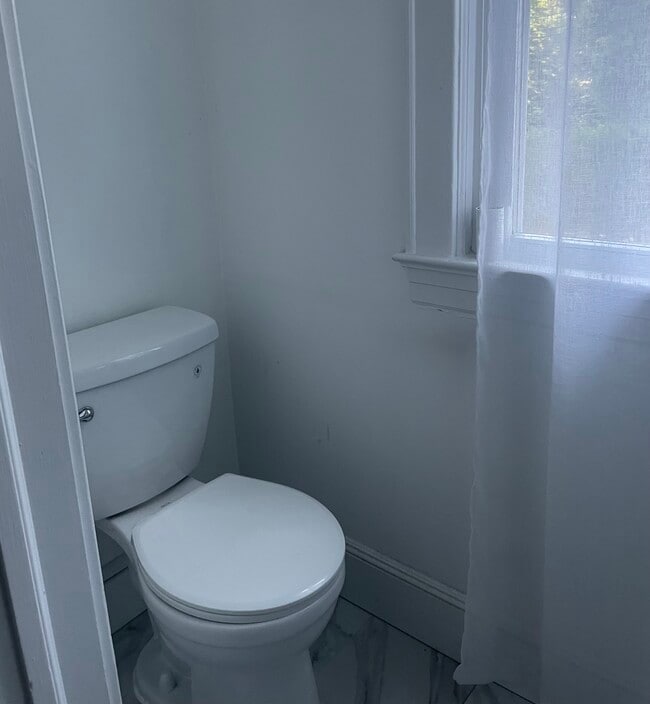 Main Level Toilet Bathroom - 38 Ferry Ln E