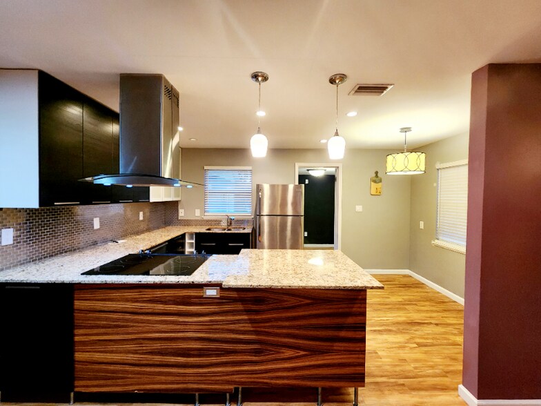 Building Photo - 539 82nd Ave N