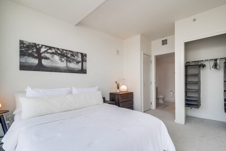 Building Photo - 321 10th Ave