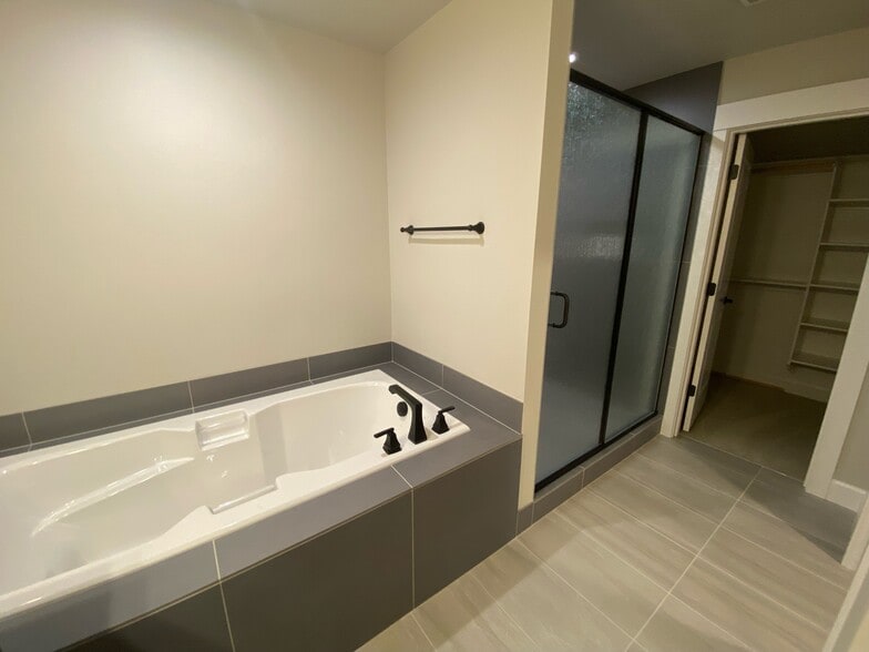 MASTER BATH - 17366 SE Hemrich Rd