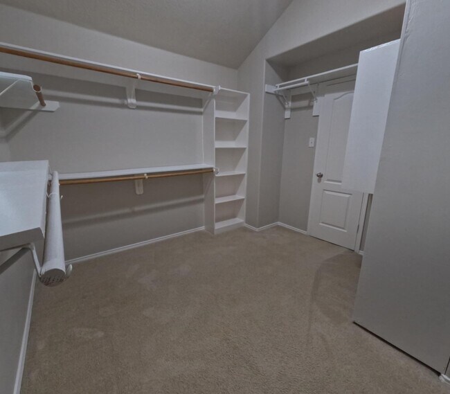 Building Photo - 2521 Saratoga Dr