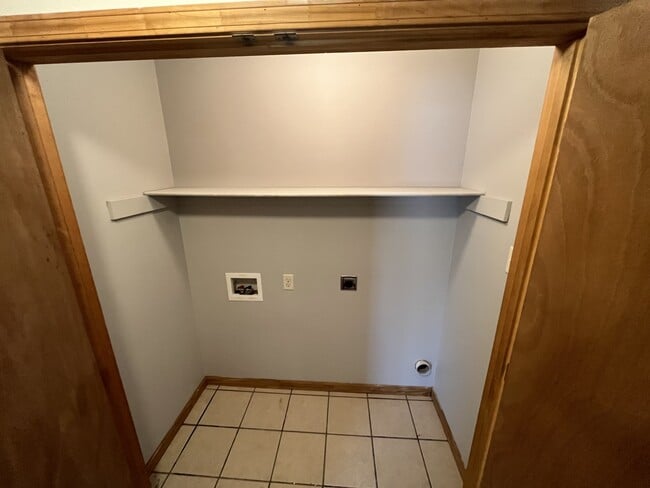 Building Photo - 10 Marie Ln