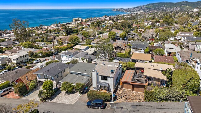 Building Photo - Must See Roof Top Deck!