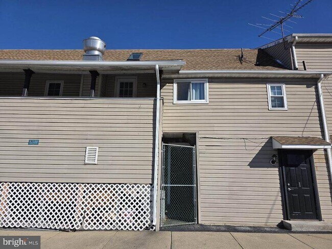 Building Photo - 320 Main St