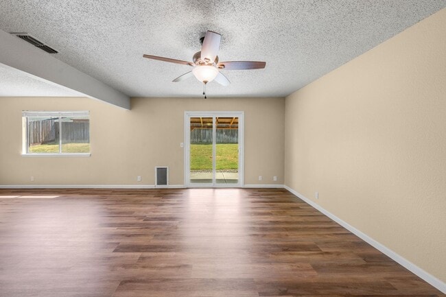 Building Photo - Charming Single-Story 3 Bed Home Two Car Garage & Spacious Yard!