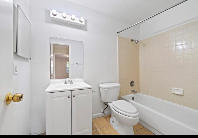 Building Photo - 9797 Leawood Blvd