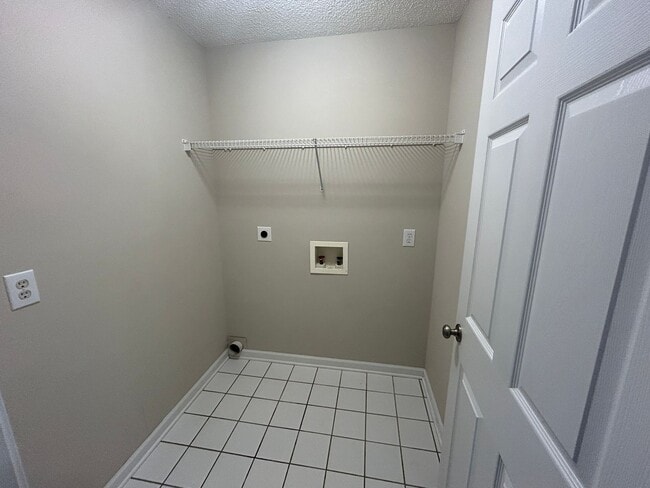 Building Photo - Ready to View! Updated 3/2 Home High Point...