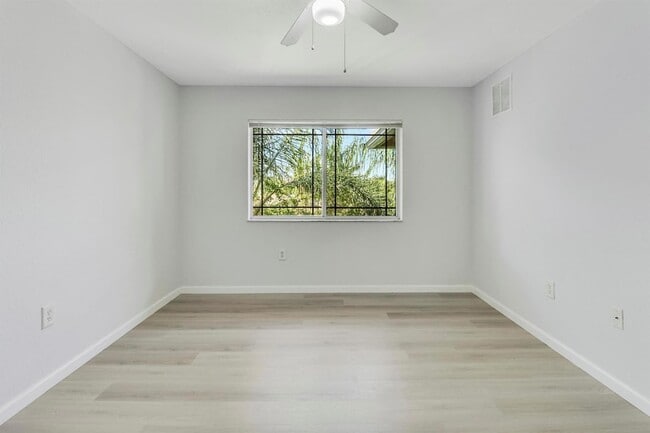 Building Photo - 181 SW Palm Dr