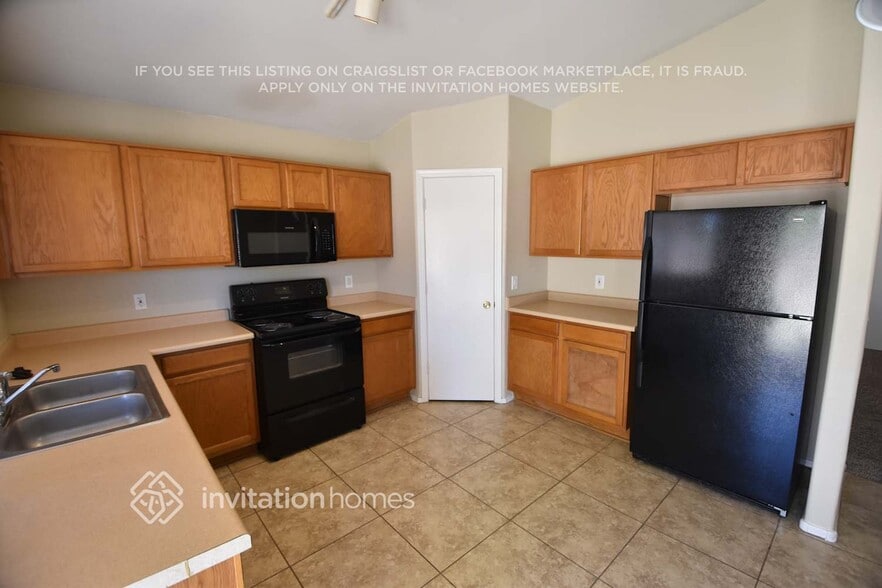 Building Photo - 12018 W Aster Dr