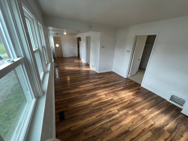 Building Photo - 2 bedroom house, huge 2 car garage, large ...