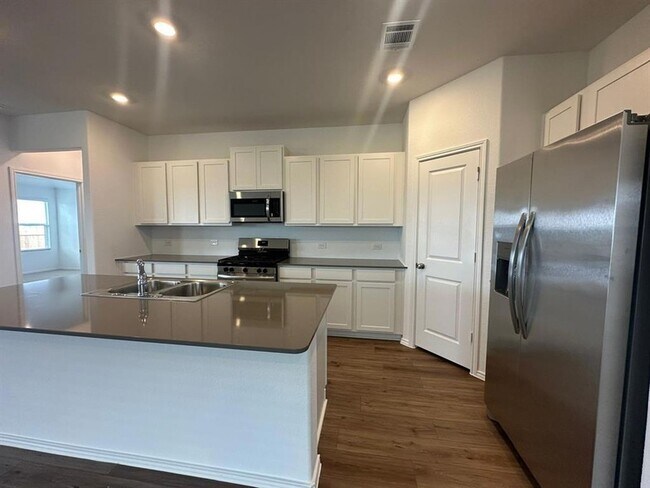 Building Photo - 121 Seminole Dr