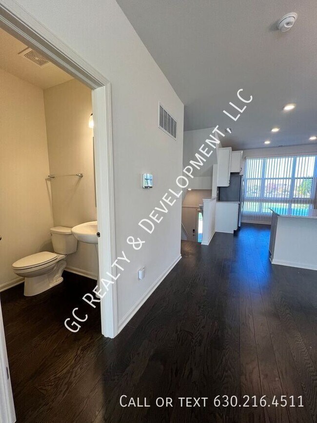 Building Photo - 2217 Parkside Dr