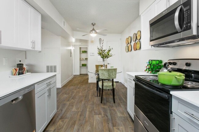 Building Photo - Palm Crest at Station 40