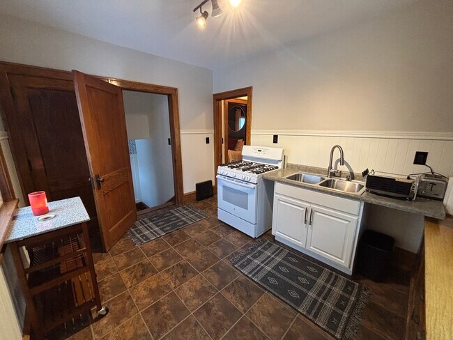 Building Photo - 717 S Fairview St