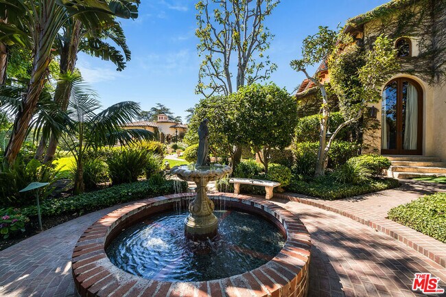 Building Photo - 1550 Amalfi Dr