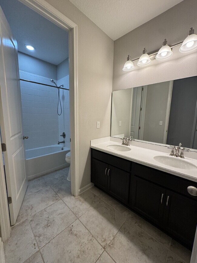 Building Photo - Shearwater, 4 bedroom 3.5 bath home for rent.