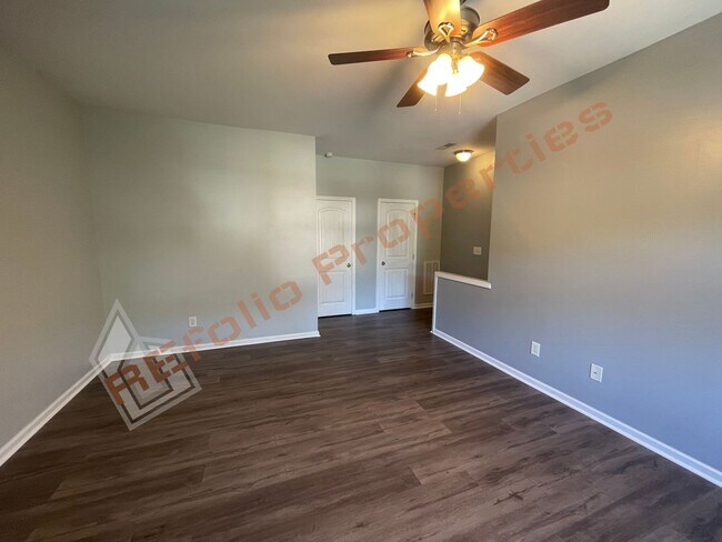 Building Photo - Great Location! 3 Story, 3 Bedrooms, 3.5 B...