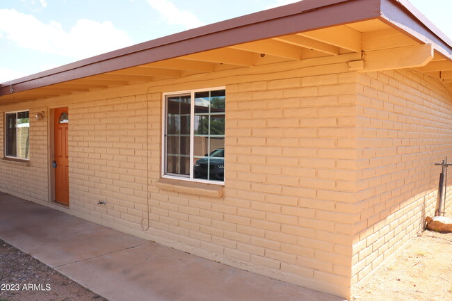 Building Photo - 1052 Chaparral Cir