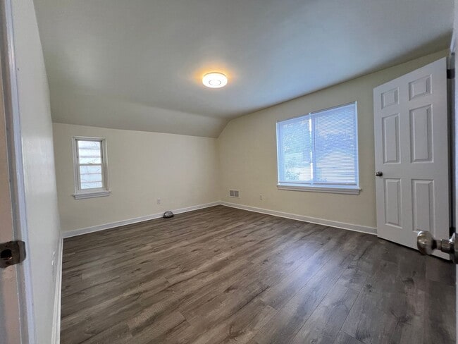 Building Photo - Updated 2BR house with off street parking!