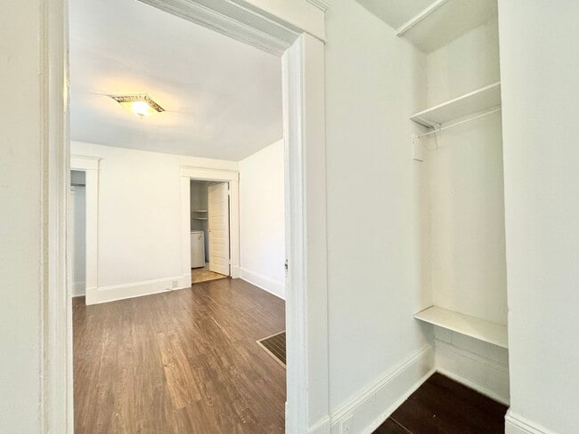 Building Photo - Adorable 3 Bedroom Close to UNCG!