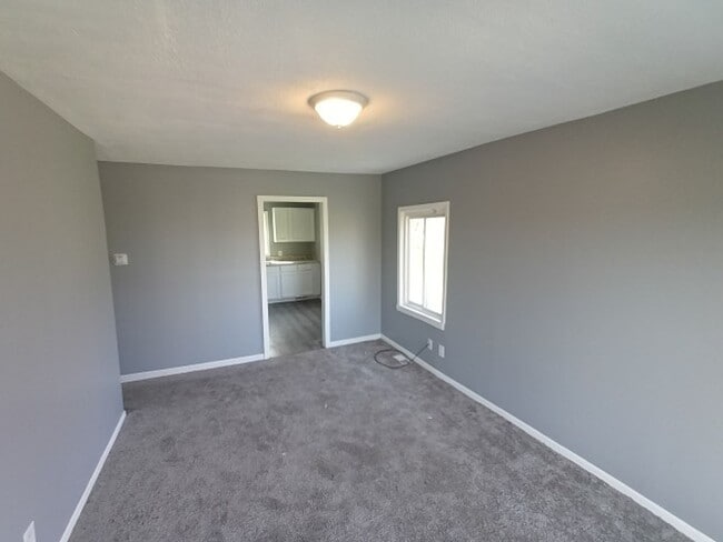 Building Photo - 4 bed/1bath bungalow! Now Available! $1250/mo