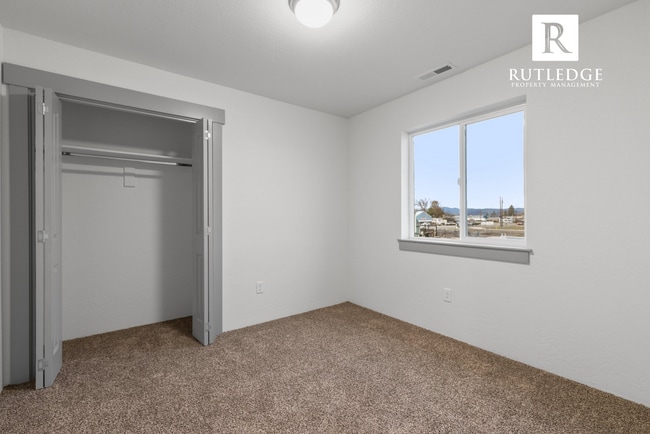 Building Photo - 3 Bed/2.5 Bath Townhome in Medford