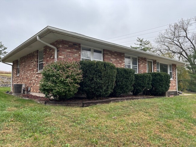 Building Photo - 1951 Elmwood Dr E