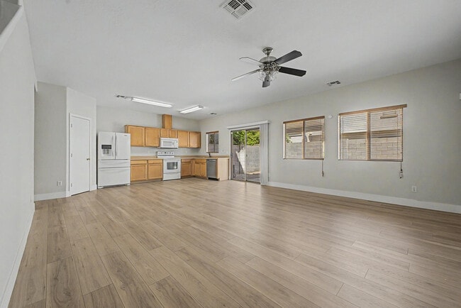 Building Photo - 7042 W Mercer Ln